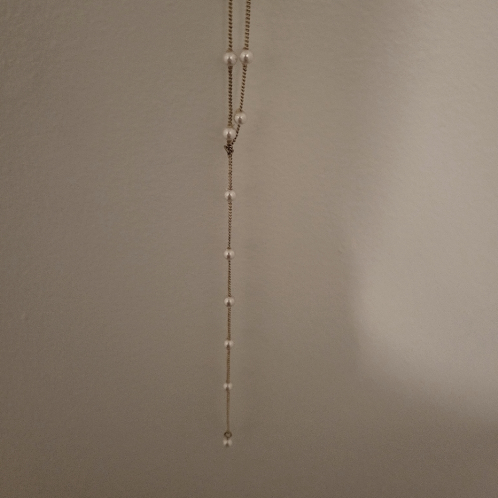 Long pearl necklace
